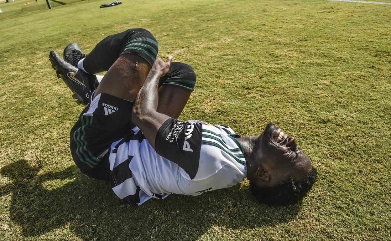 Adilson recibe una entrada en un partido con el Badajoz. 