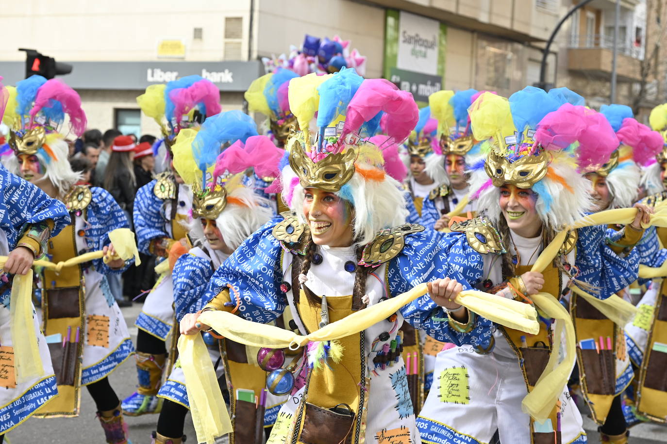 Fotos: Badajoz | San Roque acoge el tradicional Entierro de la Sardina y el desfile de comparsas del martes de Carnaval