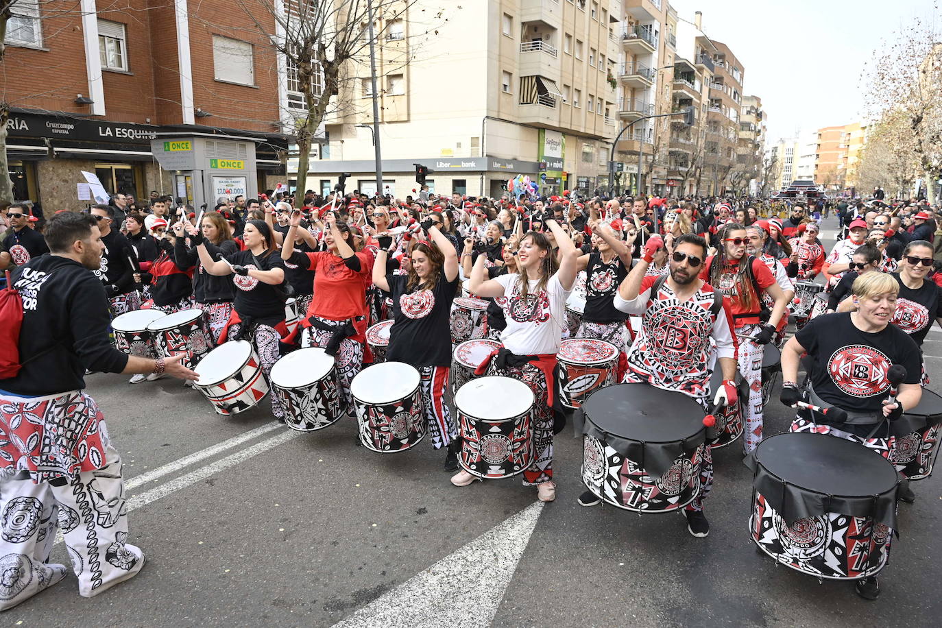 Fotos: Badajoz | San Roque acoge el tradicional Entierro de la Sardina y el desfile de comparsas del martes de Carnaval