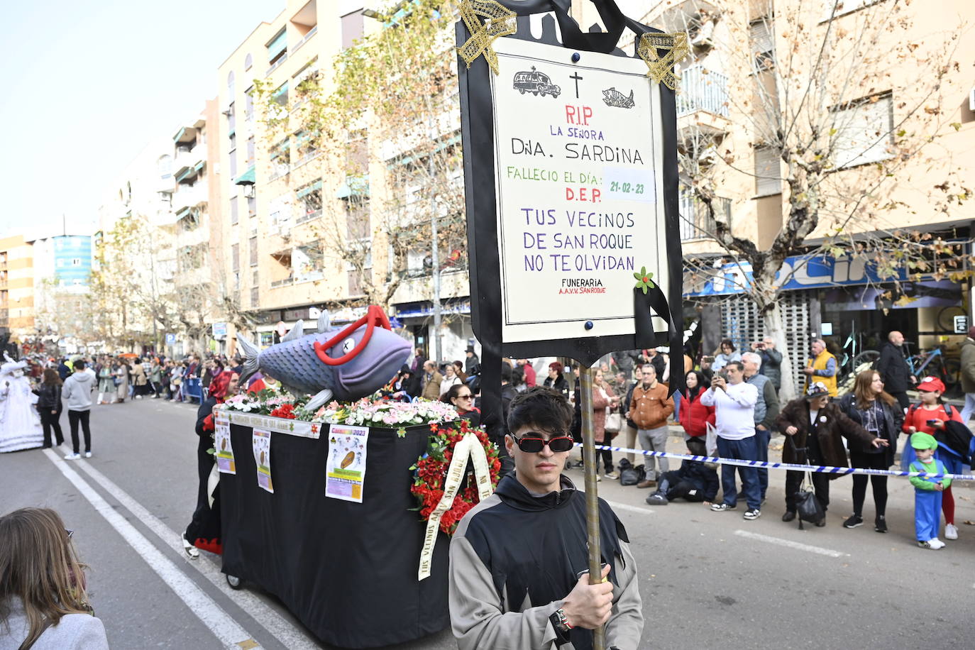 Fotos: Badajoz | San Roque acoge el tradicional Entierro de la Sardina y el desfile de comparsas del martes de Carnaval