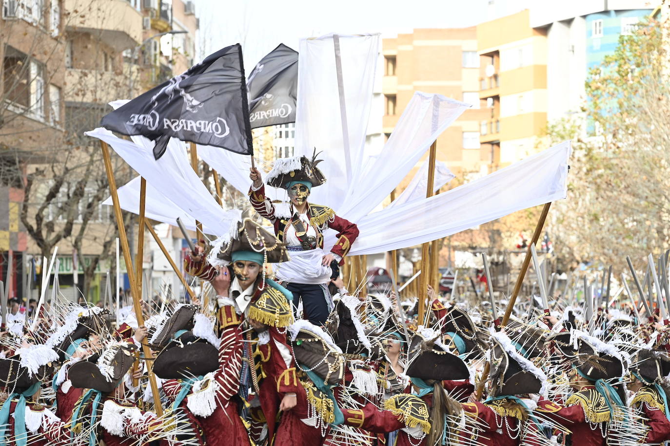 Fotos: Badajoz | San Roque acoge el tradicional Entierro de la Sardina y el desfile de comparsas del martes de Carnaval