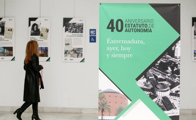 Una mujer contempla la muestra. 