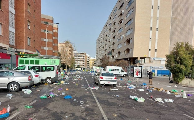 Basura en la avenida de Saavedra Palmeiro, el martes a las 10 horas. 