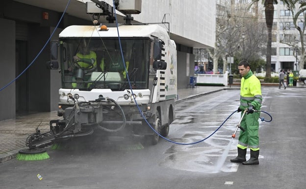 Operarios de Limpieza friegan las calles el lunes por la mañana, en el entorno de San Francisco. 