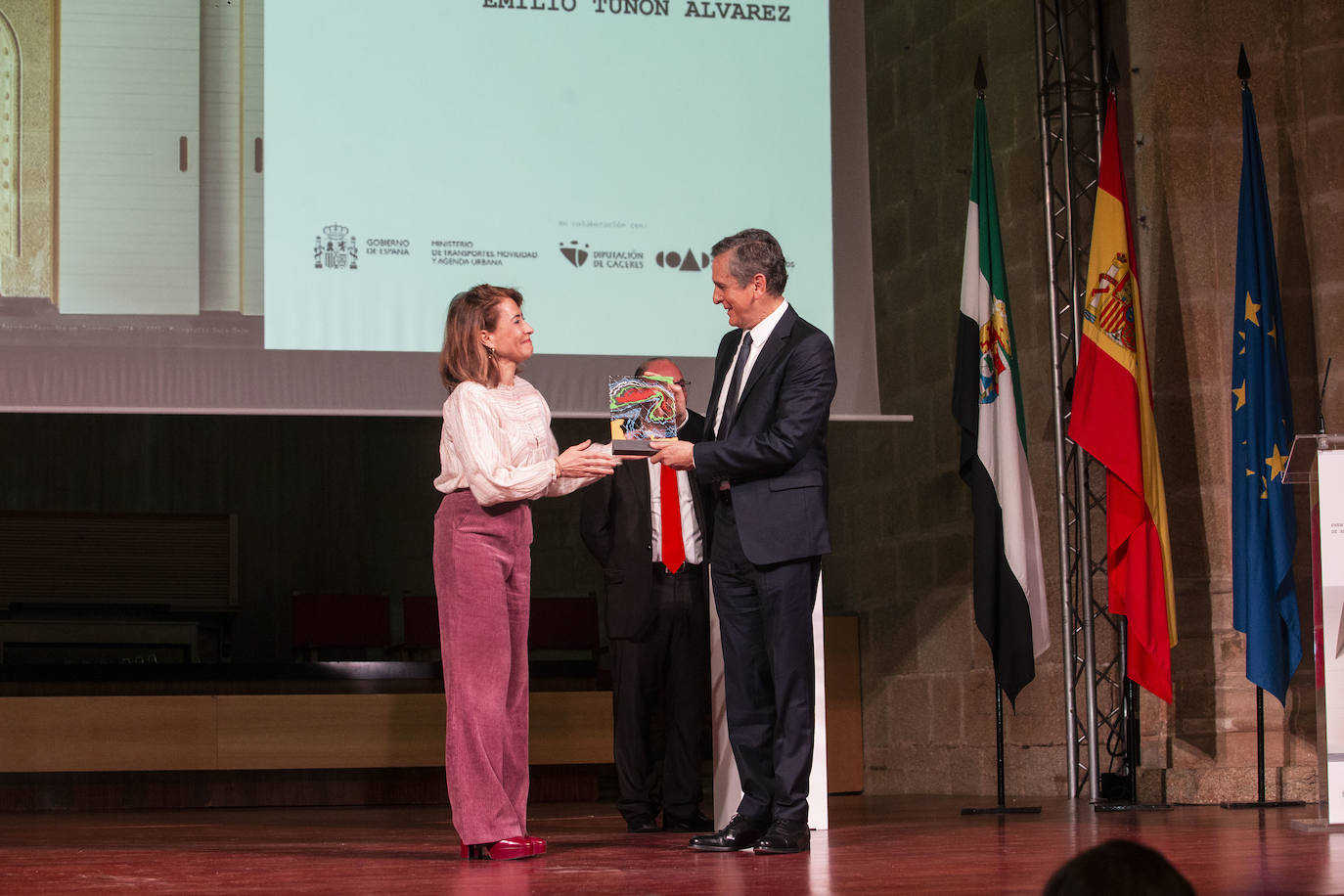 La ministra Raquel Sánchez entrega a Emilio Tuñón el galardón.