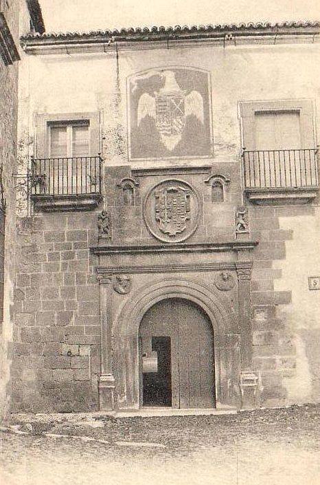 El Palacio en 1915 con el escudo esgrafiado en perfecto estado.