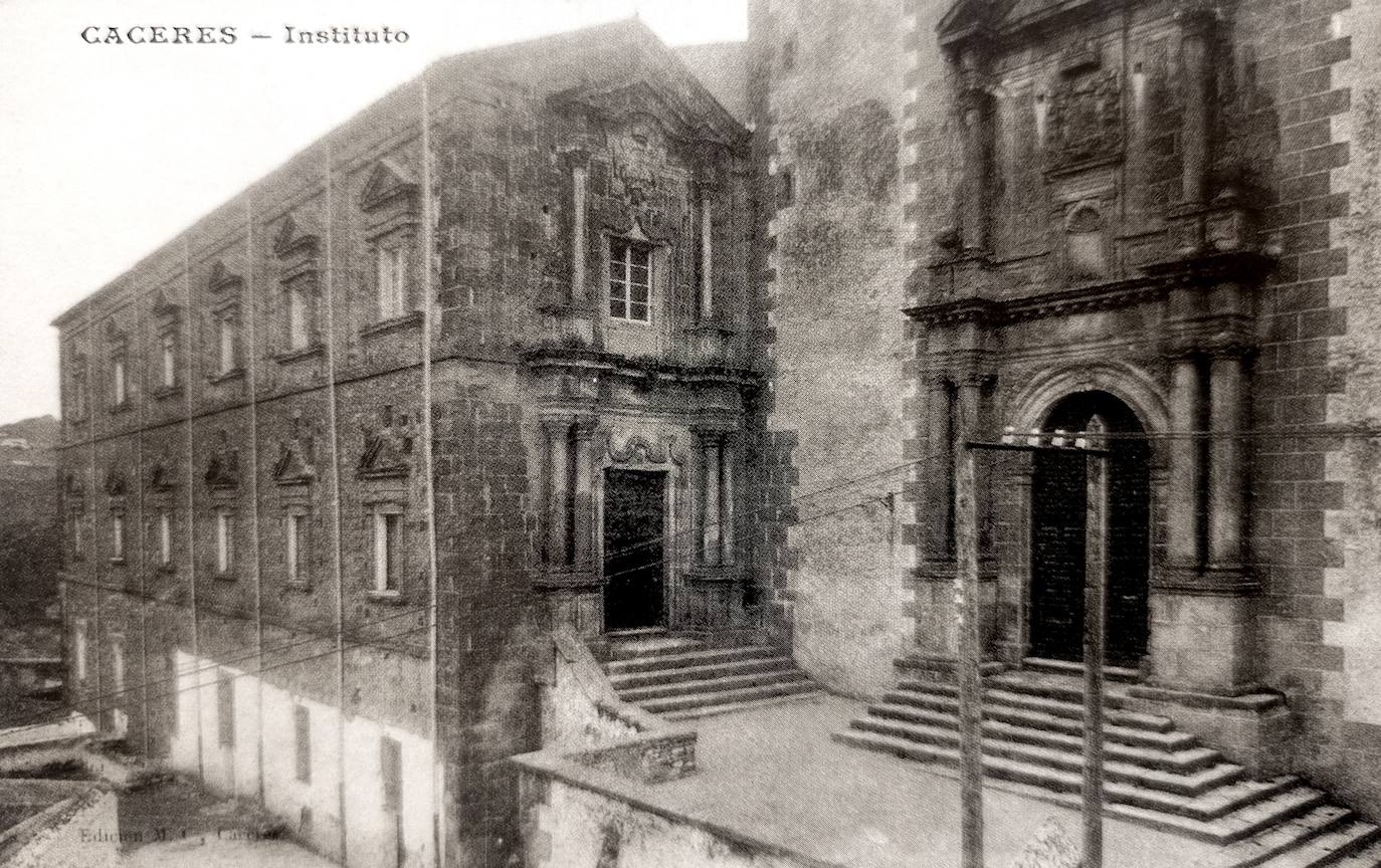 Los periodistas cenaron el 8 de octubre de 1881 en el Instituto. La cena la preparó Fornos, para 160 personas. La imagen es una postal de 1910.