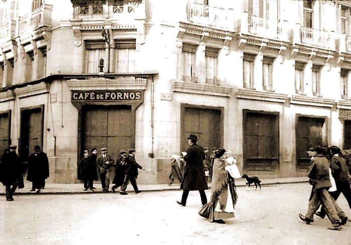 El Café de Fornos estaba en el número 21 de la calle Alcalá. En 1941 se convirtió en un banco. La imagen es de 1908.