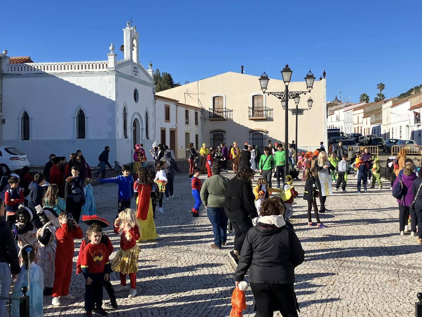 Este año la fiesta se trasladó a la plaza del Santo Ángel, donde se hicieron los corros para celebrar el juego. 