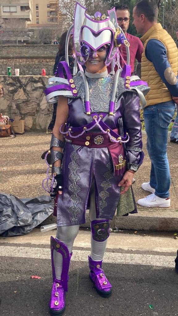 María José Pizarro, de la Comparsa Stanmajaras de Alconchel, el pasado domingo, antes del Gran Desfile del Carnaval de Badajoz. 