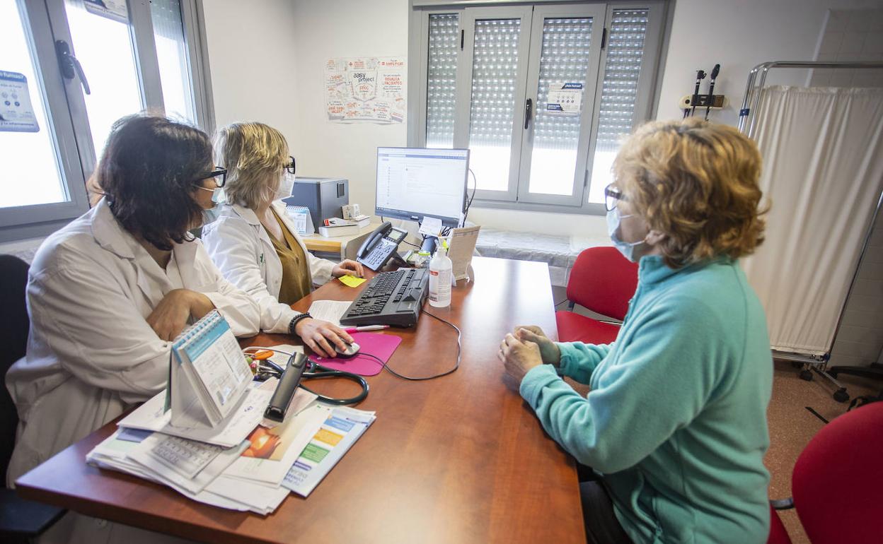 Una paciente en la consulta del centro de salud de Valdesalor. 