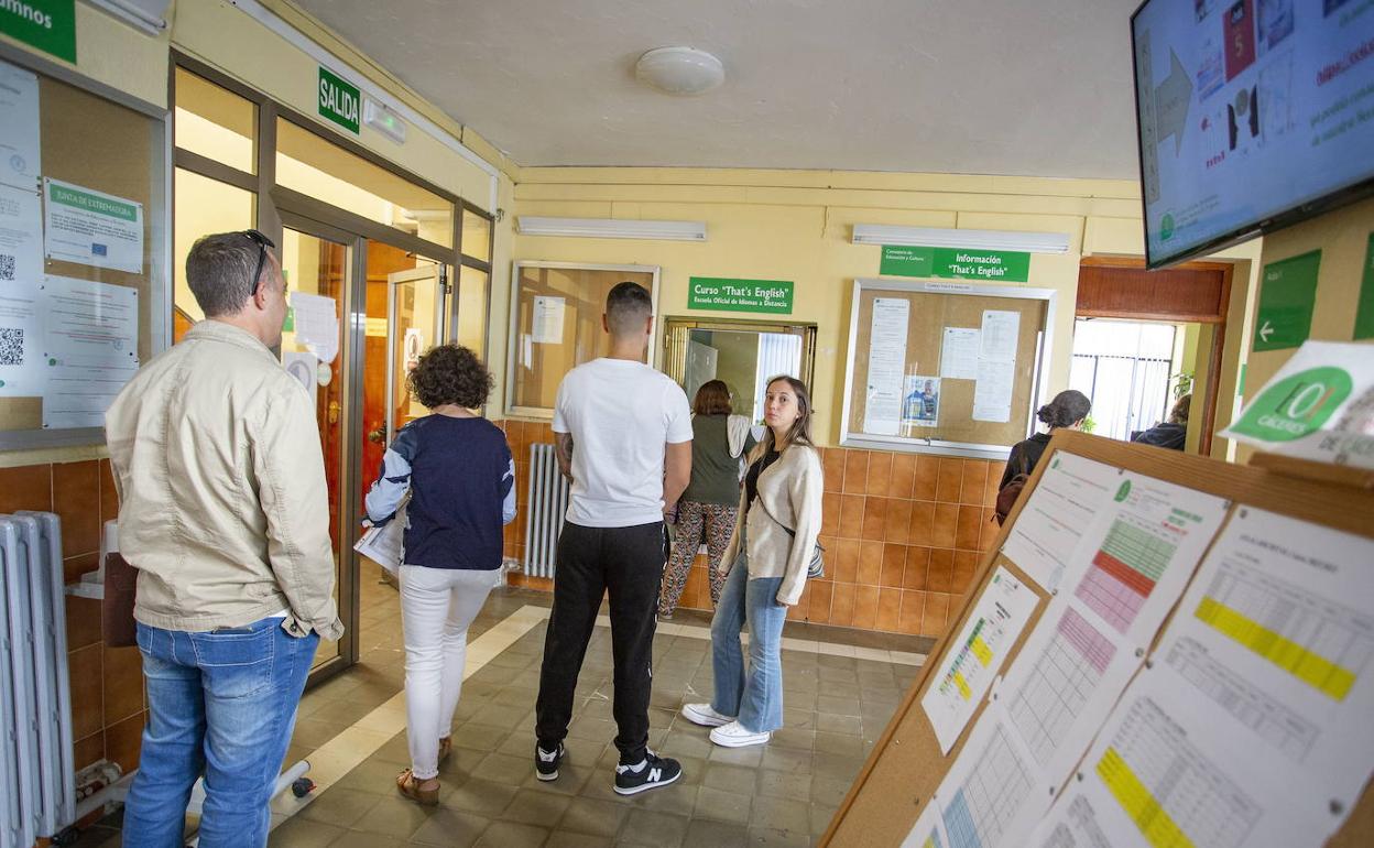 Cola ante la secretaría de la Escuela Oficial de Idiomas de Cáceres.