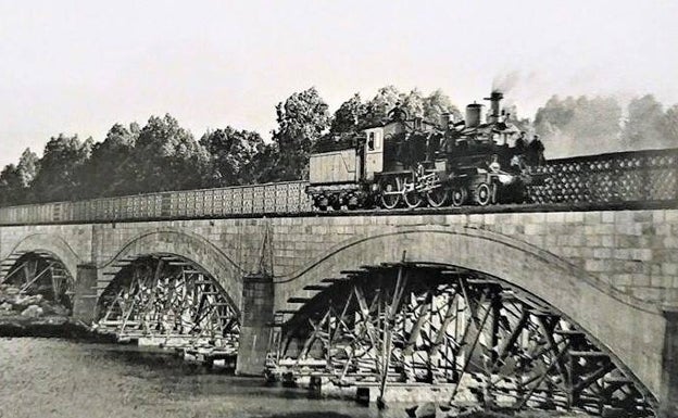 Locomotora de la serie 230-4017 atravesando el nuevo puente sobre el río Aljucén, en el año 1927. 