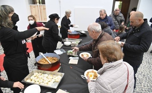 Pacenses hacen cola en el Hospital Provincial para la degustación de migas este invierno. 