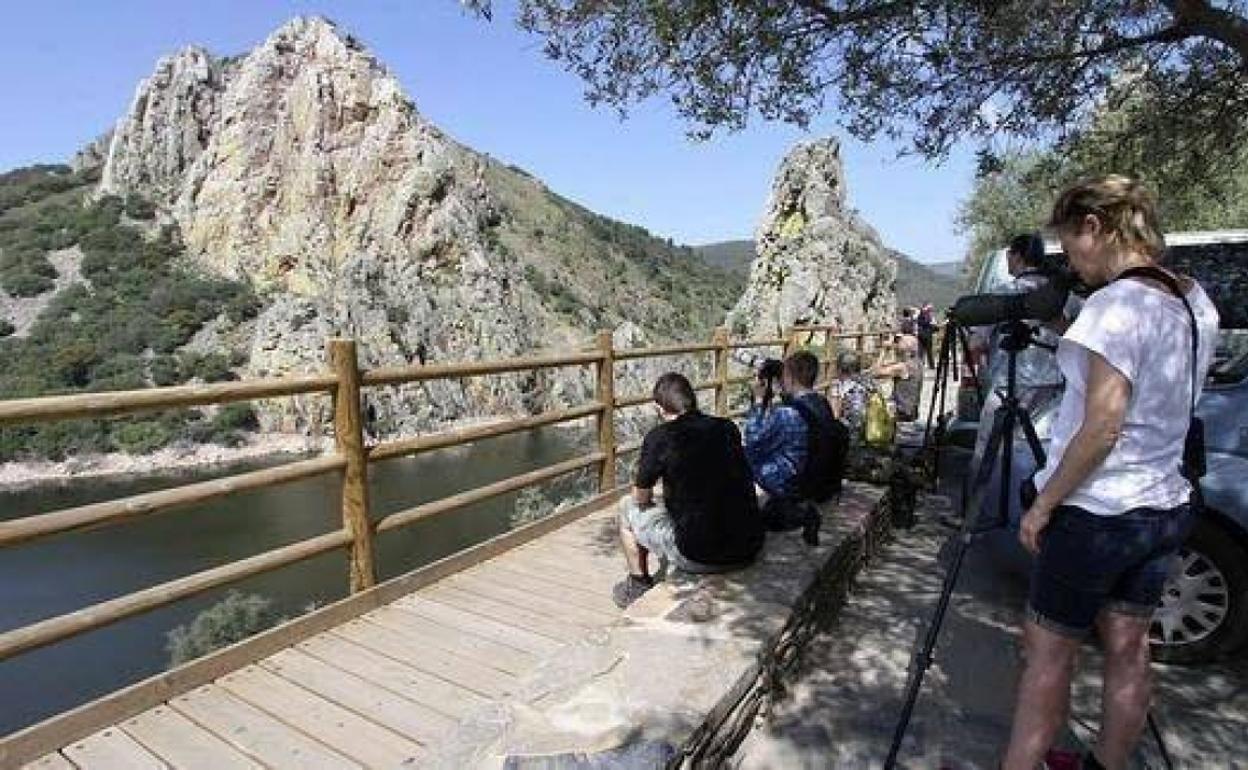 Visitantes en el parque de Monfragüe, una de las áreas de la Red Natura 2000 más antiguas de la región. 