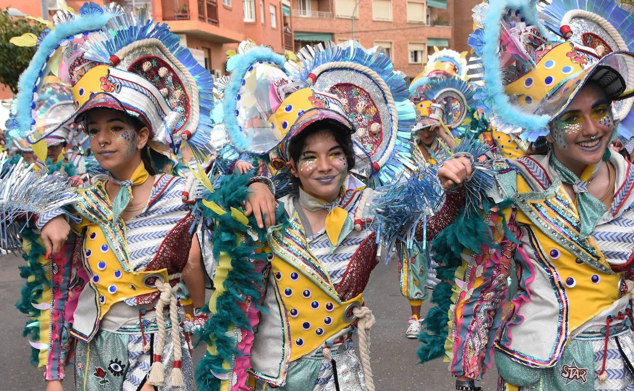 Comparsa Moracantana durante el desfile del domingo del Carnaval de Badajoz. 