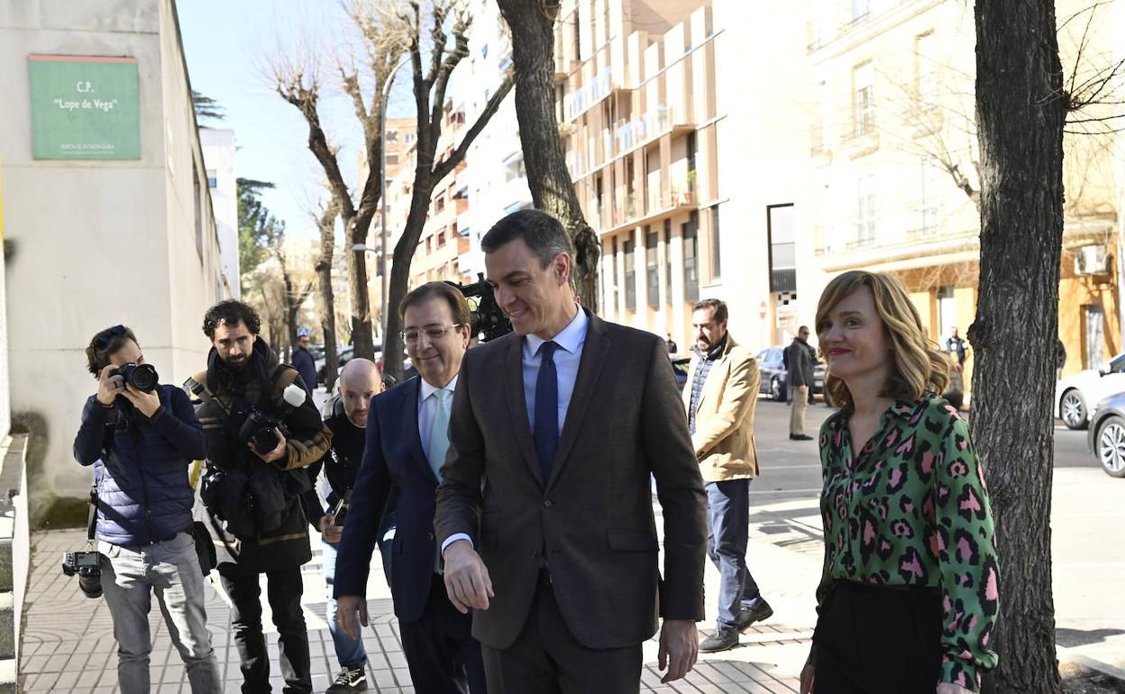 Pedro Sánchez esta mañana junto a Vara y la ministra de Educación, Pilar Alegría, antes de entrar en el colegio Lope de Vega de Badajoz. 