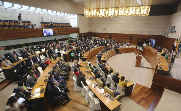 Panorámica de la Asamblea esta mañana durante el acto de celebración del 40 aniversario del Estatuto de Autonomía. /J. M. ROMERO