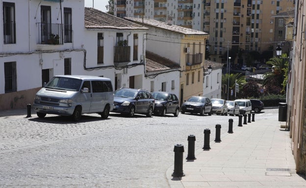 Vehículos estacionados en la calle San Ildefonso, una de las 24 que estarán restringidas al tráfico. /HOY