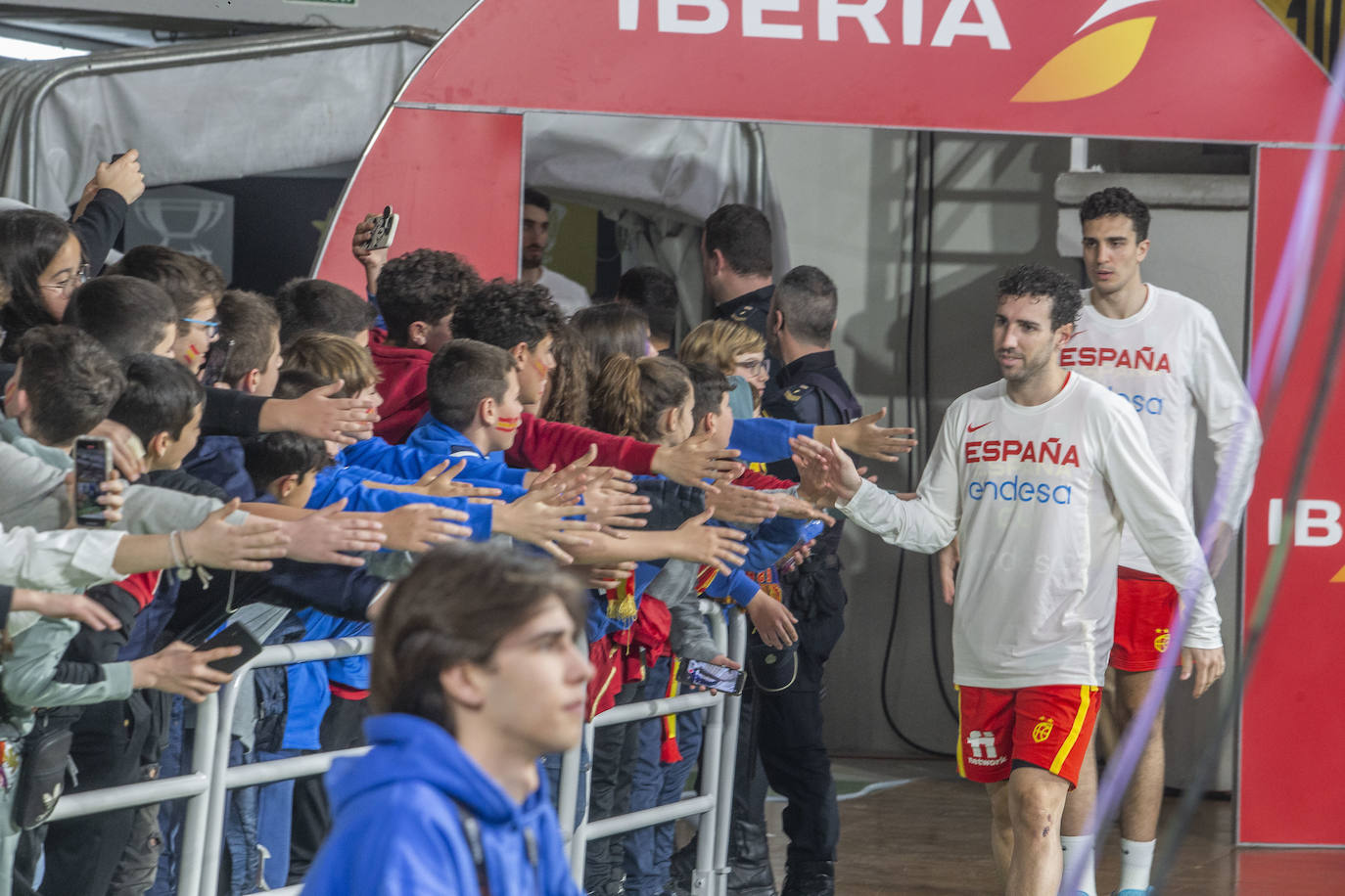 Fotos: Fiesta incompleta de España en Cáceres