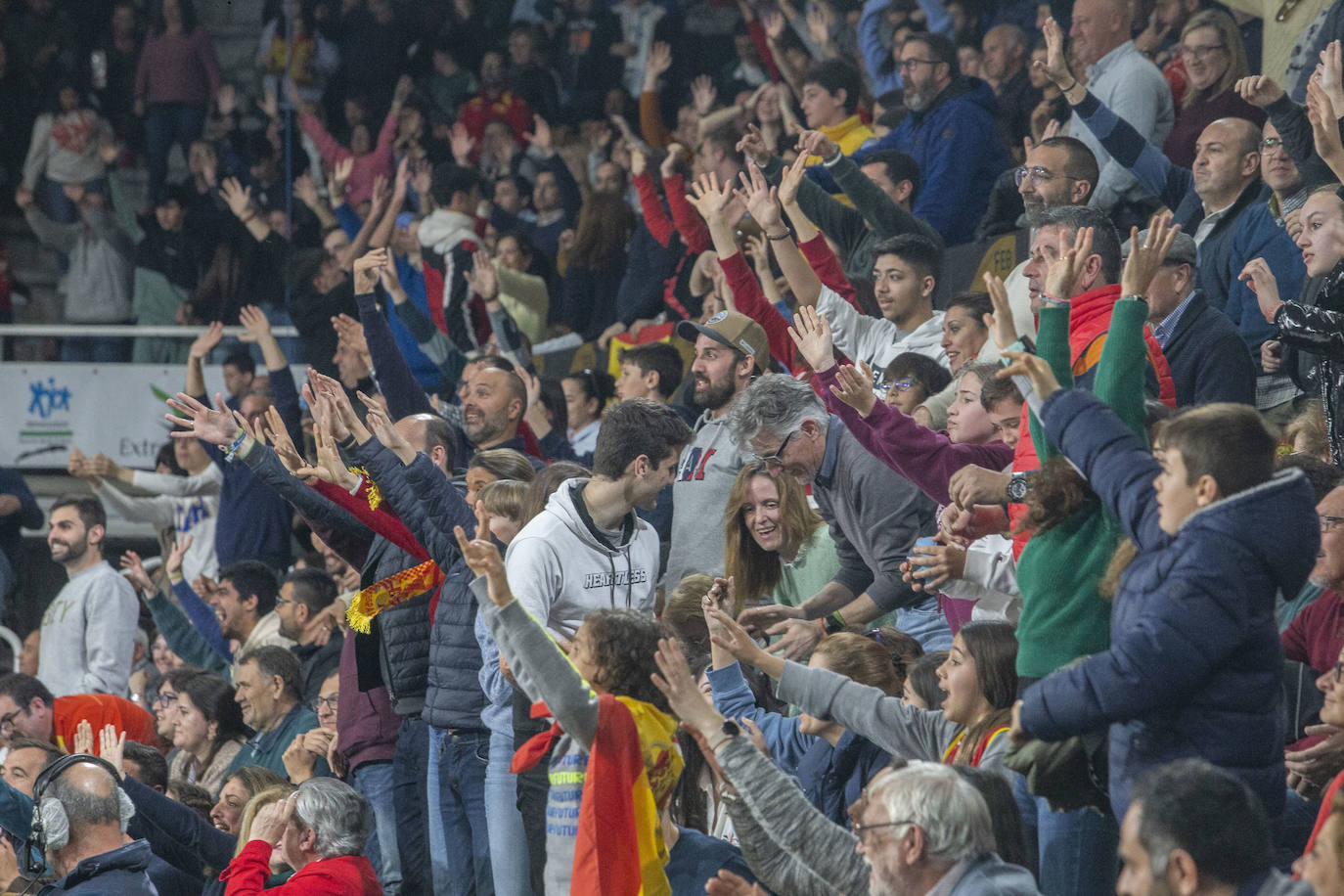 Fotos: Fiesta incompleta de España en Cáceres