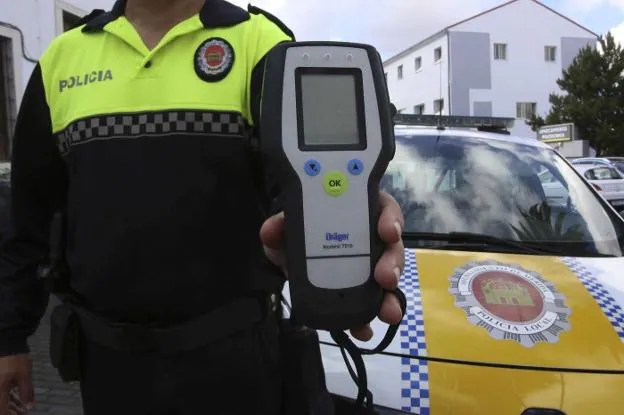 Imagen de archivo en la que un agente de la Policía Local muestra el resultado de un test de drogas. / HOY