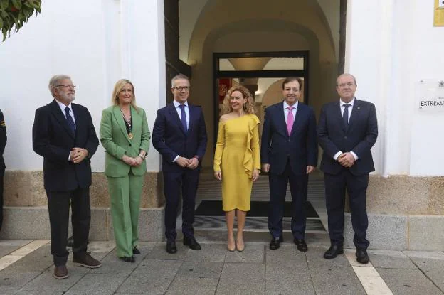 Ibarra, Martín, Gil, Batet, Vara y Monago, antes del acto. / J. M. ROMERO