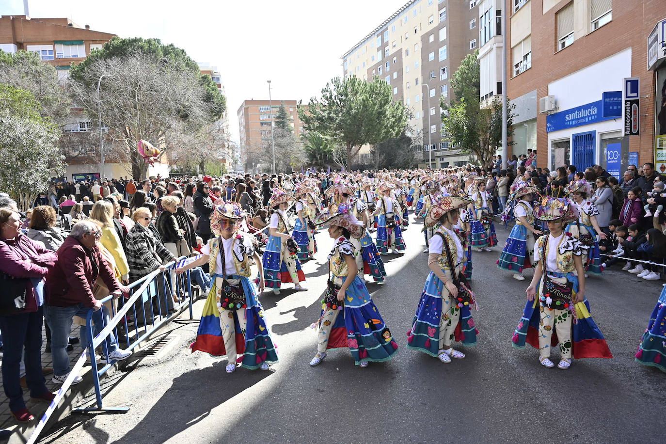 Fotos: Desfile de comparsas de Valdepasillas, en imágenes