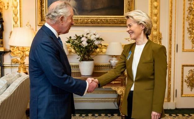 Carlos III saluda a Ursula von der Leyen durante su audicencia este lunes en Windsor.