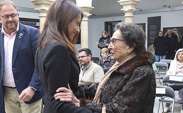 La consejera de Cultura, Nuria Flores, saluda a Conchita Viera, hija del alcalde de Valencia de Alcántara fusilado en 1936, esta mañana en Mérida en la presentación de la revista Al Alba. 