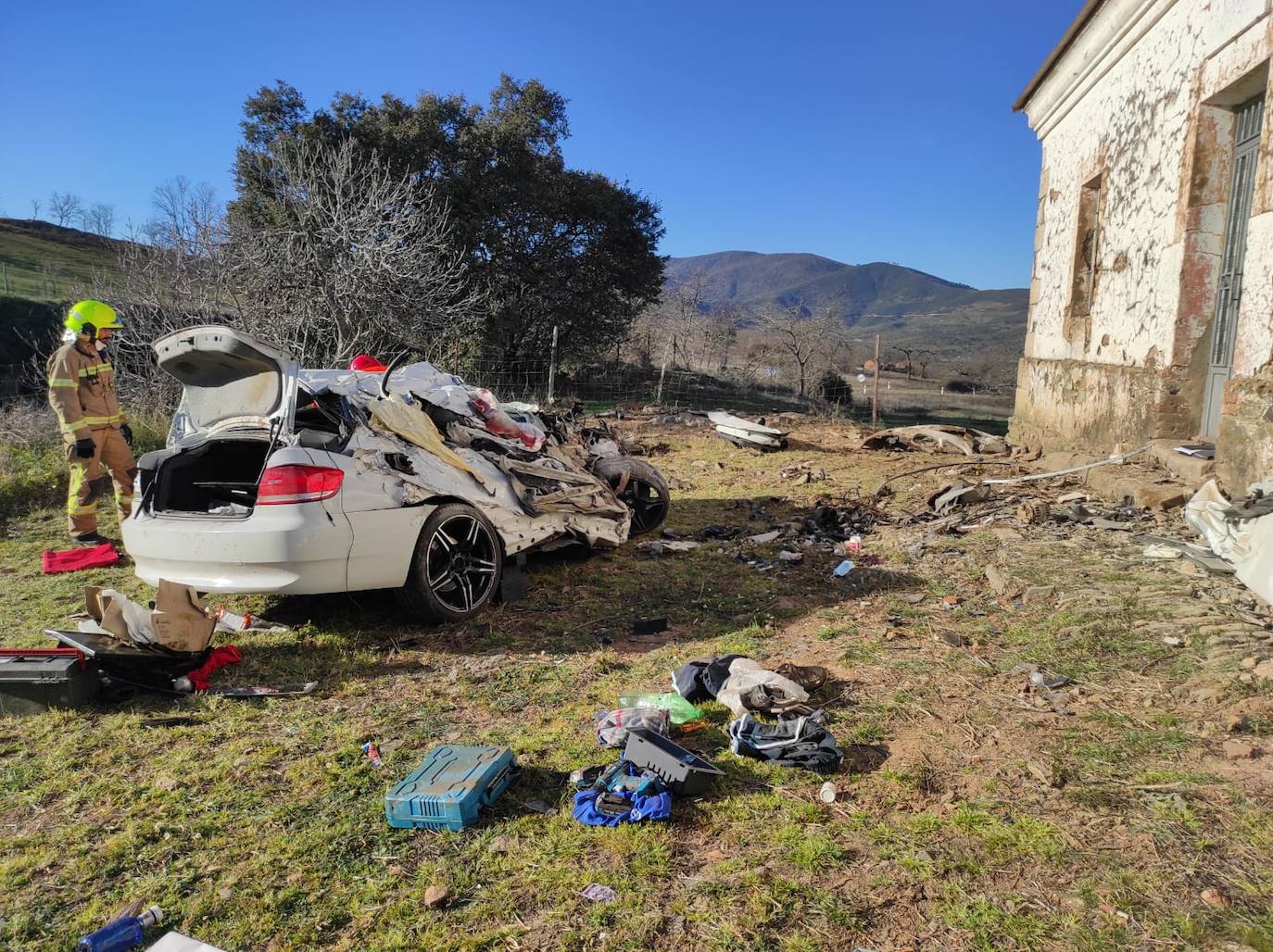 Fotos: Un vecino de Cáceres de 40 años muere en una salida de vía en Logrosán