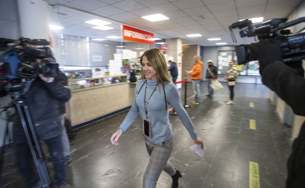 Sylvia Córdoba, abogada de la defensa, momentos antes de entrar a la sala de vistas. 