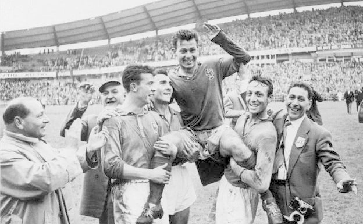 Fontaine celebra un triunfo en el Mundial de 1958