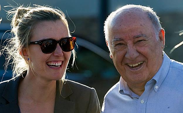 Marta Ortega con su padre en julio de 2016. Padre e hija no se dejan fotografiar mucho juntos en público.