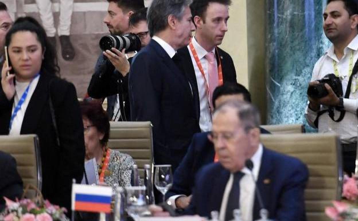 Lavrov, en primer plano, y Blinken, al fondo, han participado en la reunión del G20 en India.