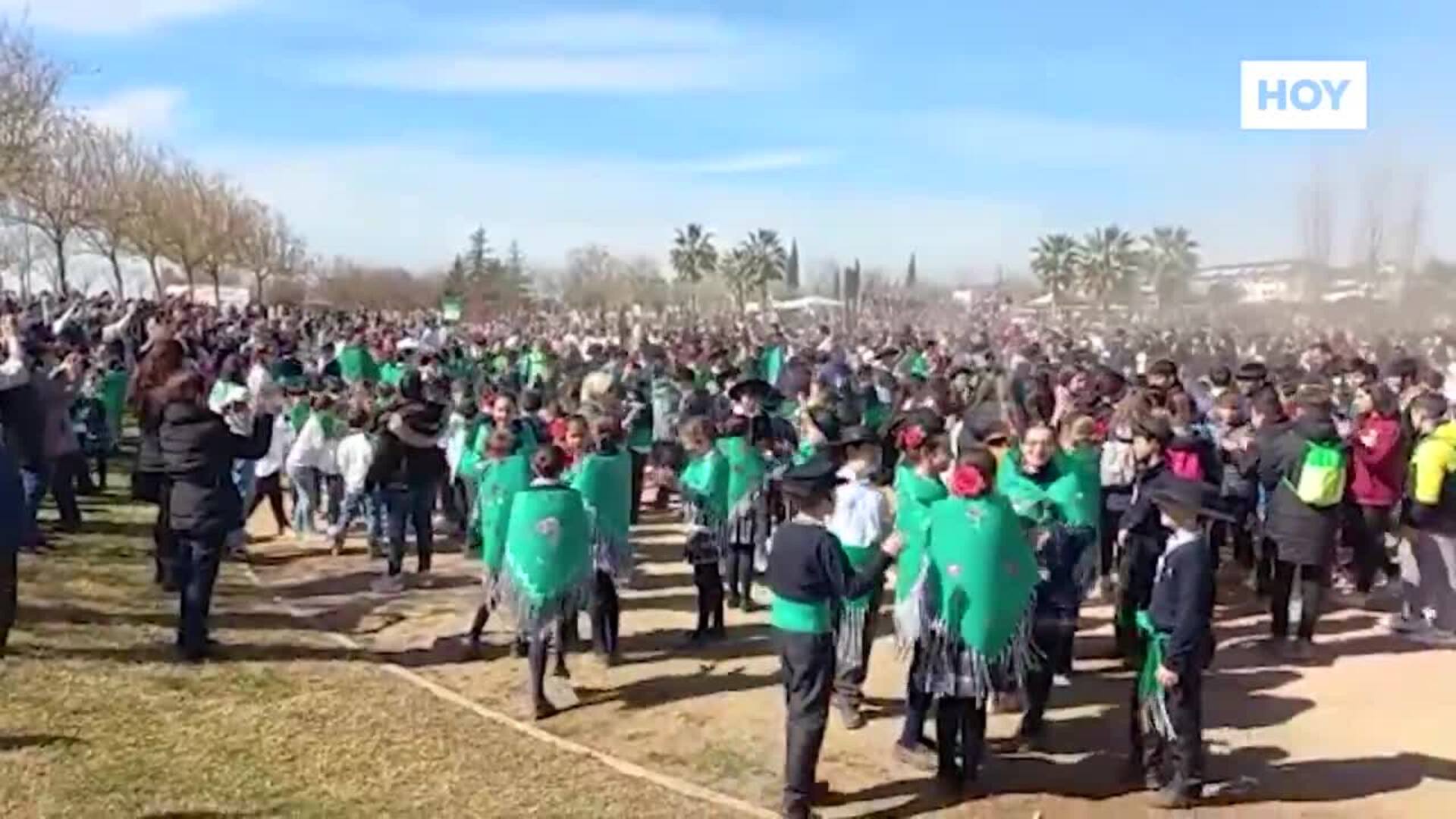 El baile de 'el Candil' por niños en la semana escolar de Extremadura