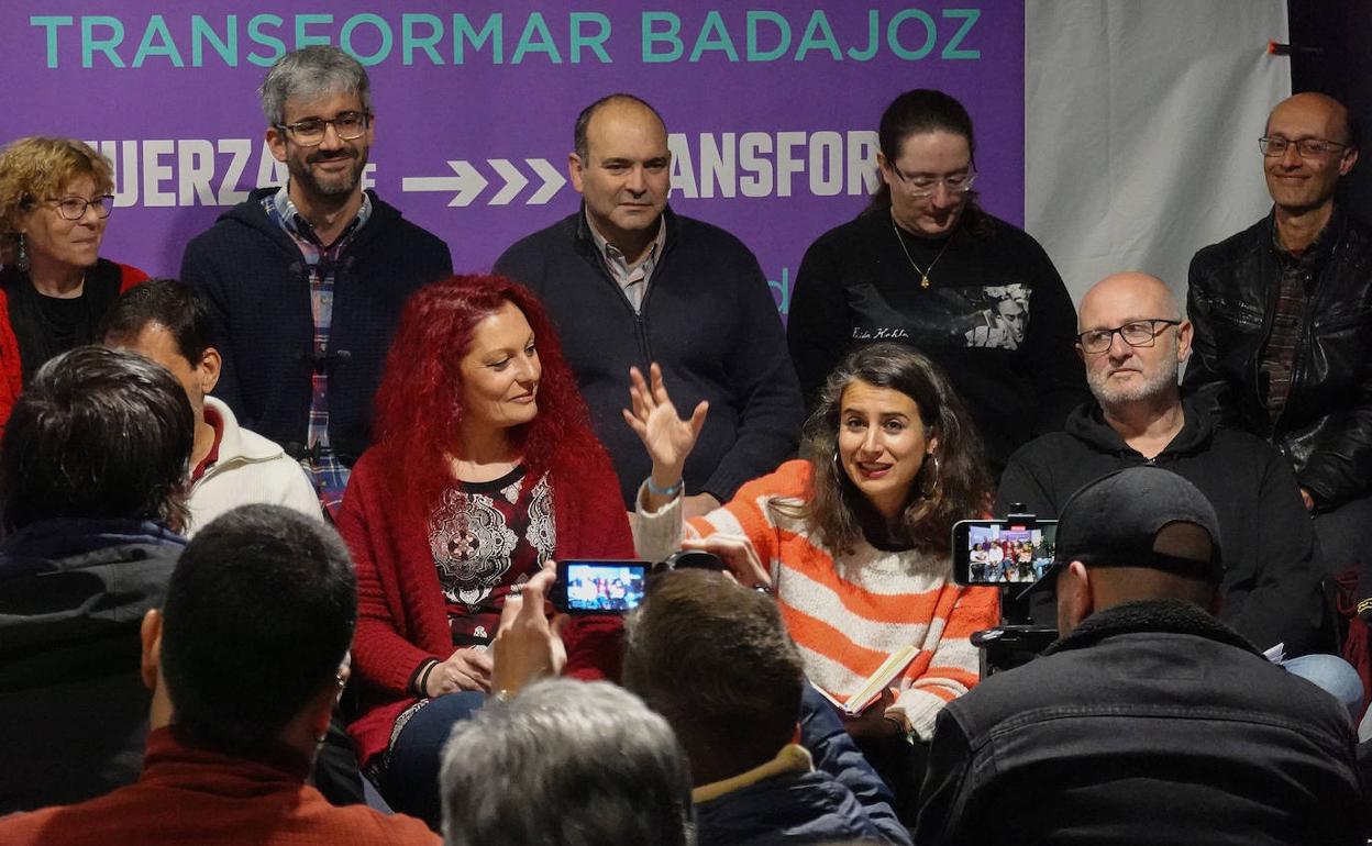 Acto de Unidas por Extremadura (Podemos) ayer sábado en Badajoz, en el que participaron Irene de Miguel y Erika Cadenas, entre otros. 