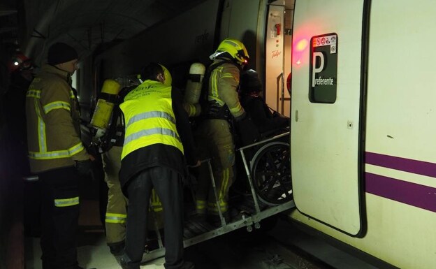 Simulacro celebrado en abril del pasado año en el túnel de Santa Marina con una rampa portátil. /HOY