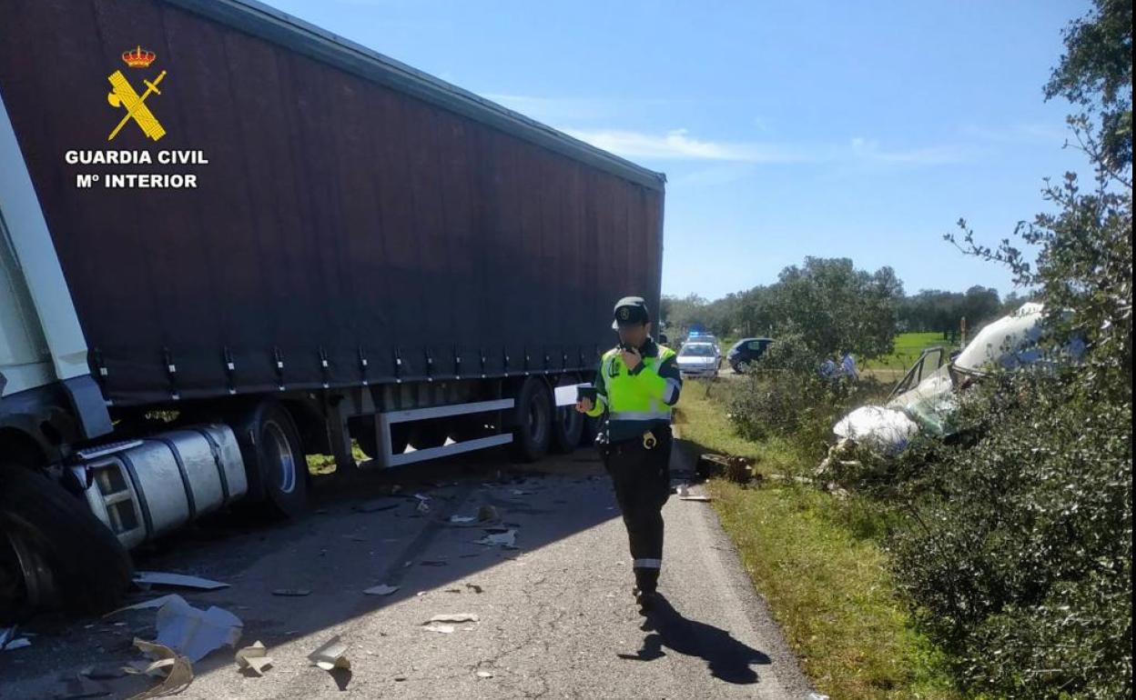 Cinco heridos, dos de ellos graves, tras el choque entre un camión y un furgón cerca de Rincón de Ballesteros