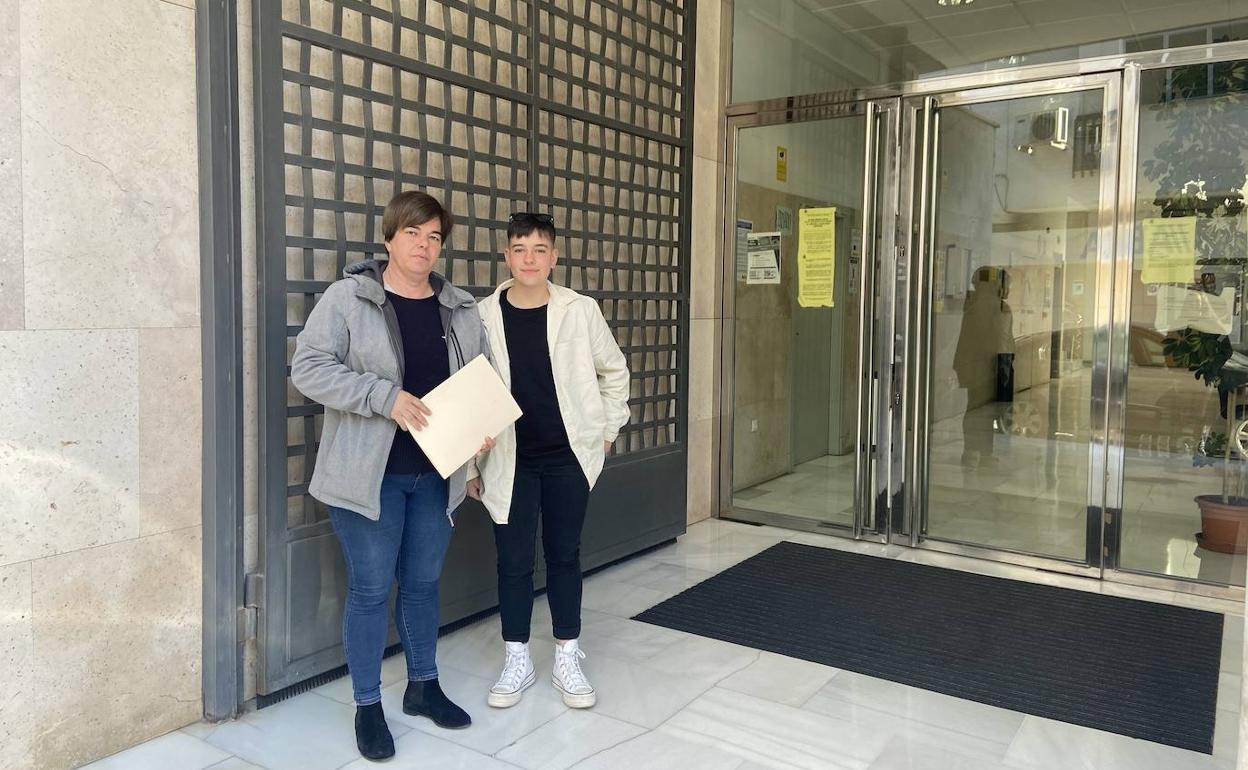 Joel, de 14 años, con su madre Conchi, esta mañana en el Registro Civil de Villafranca de los Barros. 