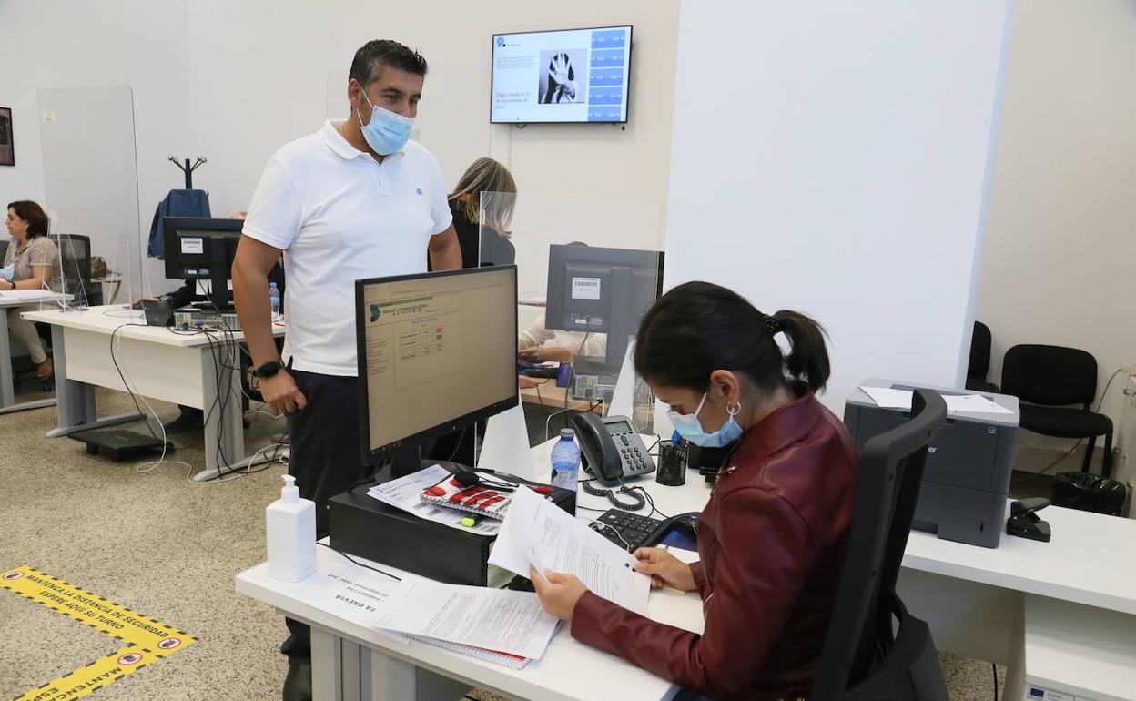 Un ciudadano acude al registro en una de las Consejerías de la Junta en la calle Morerías, en Mérida. 