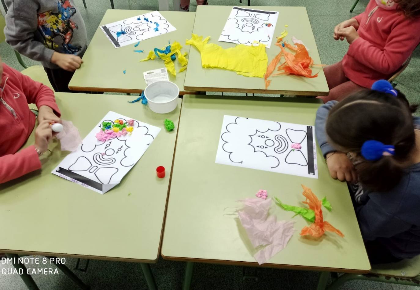 Varios niños dibujando durante la quincena pasada. 