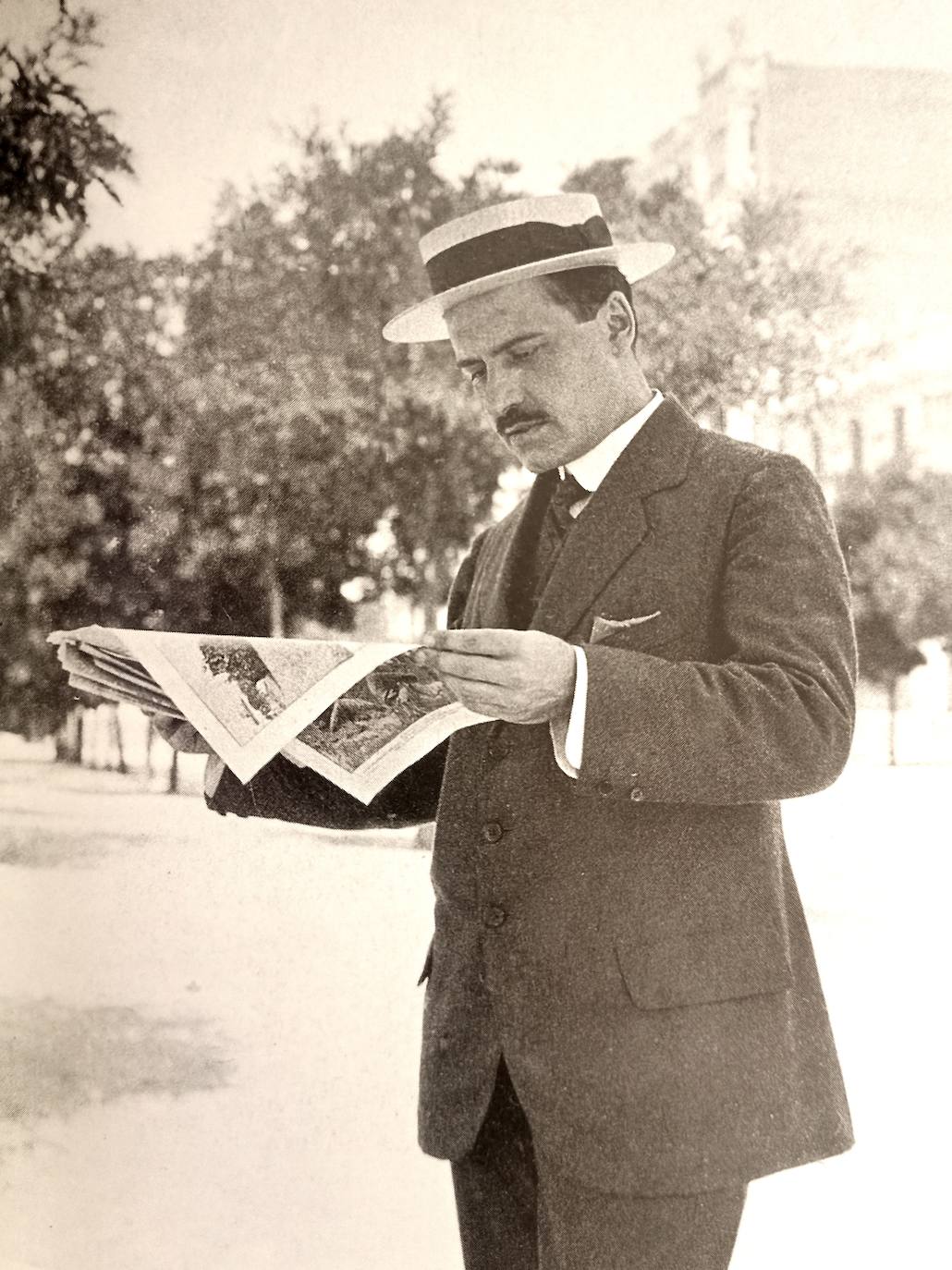 José Ortega y Gasset en 1914 leyendo un periódico. La foto se la hizo su hermano Eduardo.