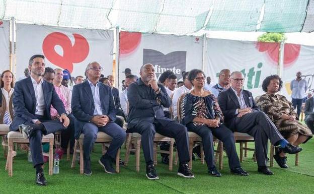 El director de Internacional de Pascual, Tomás Meléndez, y el CEO de Refriango, Diogo Caldás, junto a autoridades angoleñas en la presentación del proyecto en la fábrica de Refriango en Luanda.