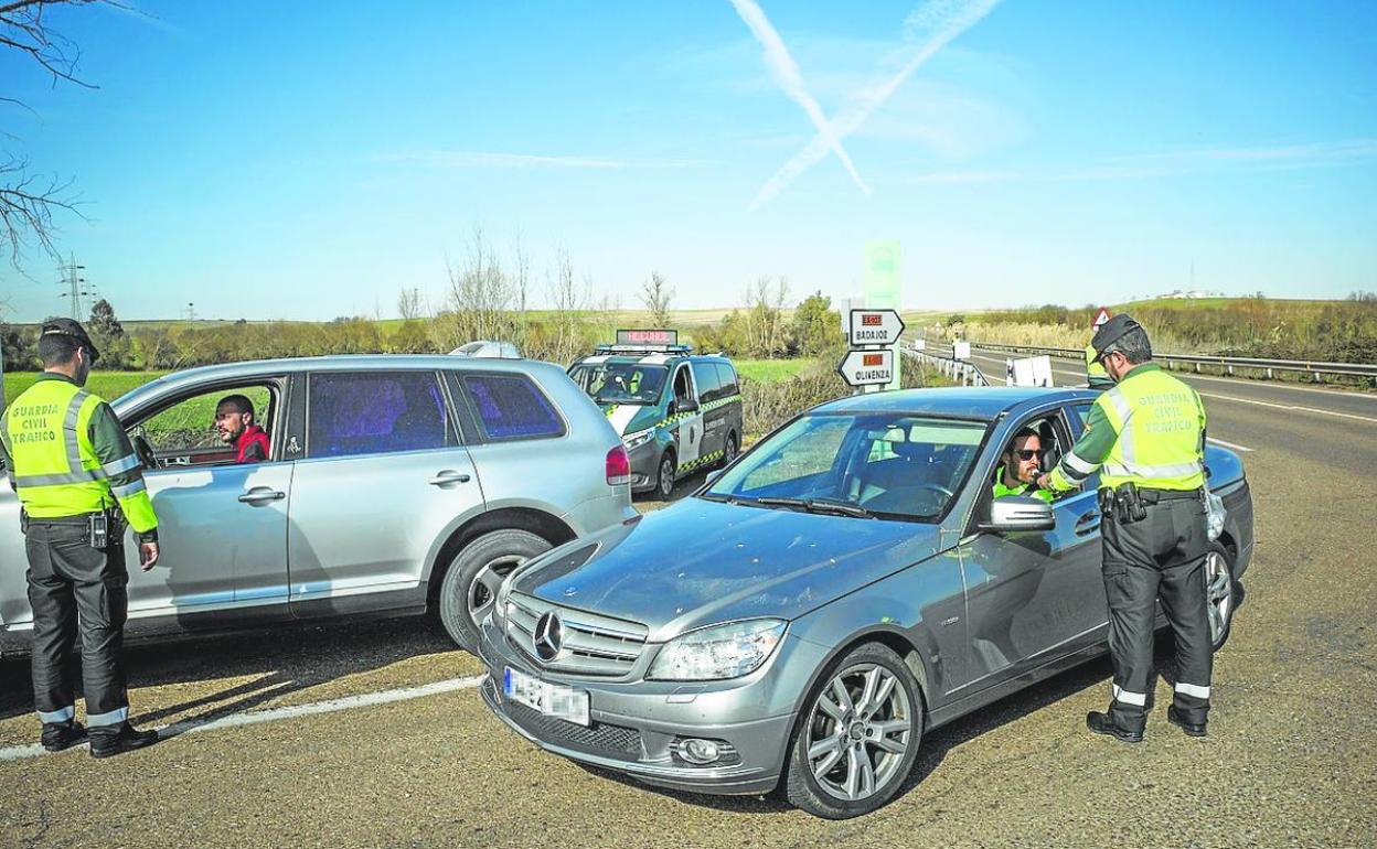 Agentes de tráfico dan el alto a dos vehículos en un control el viernes en la carretera de Badajoz a Olivenza. 