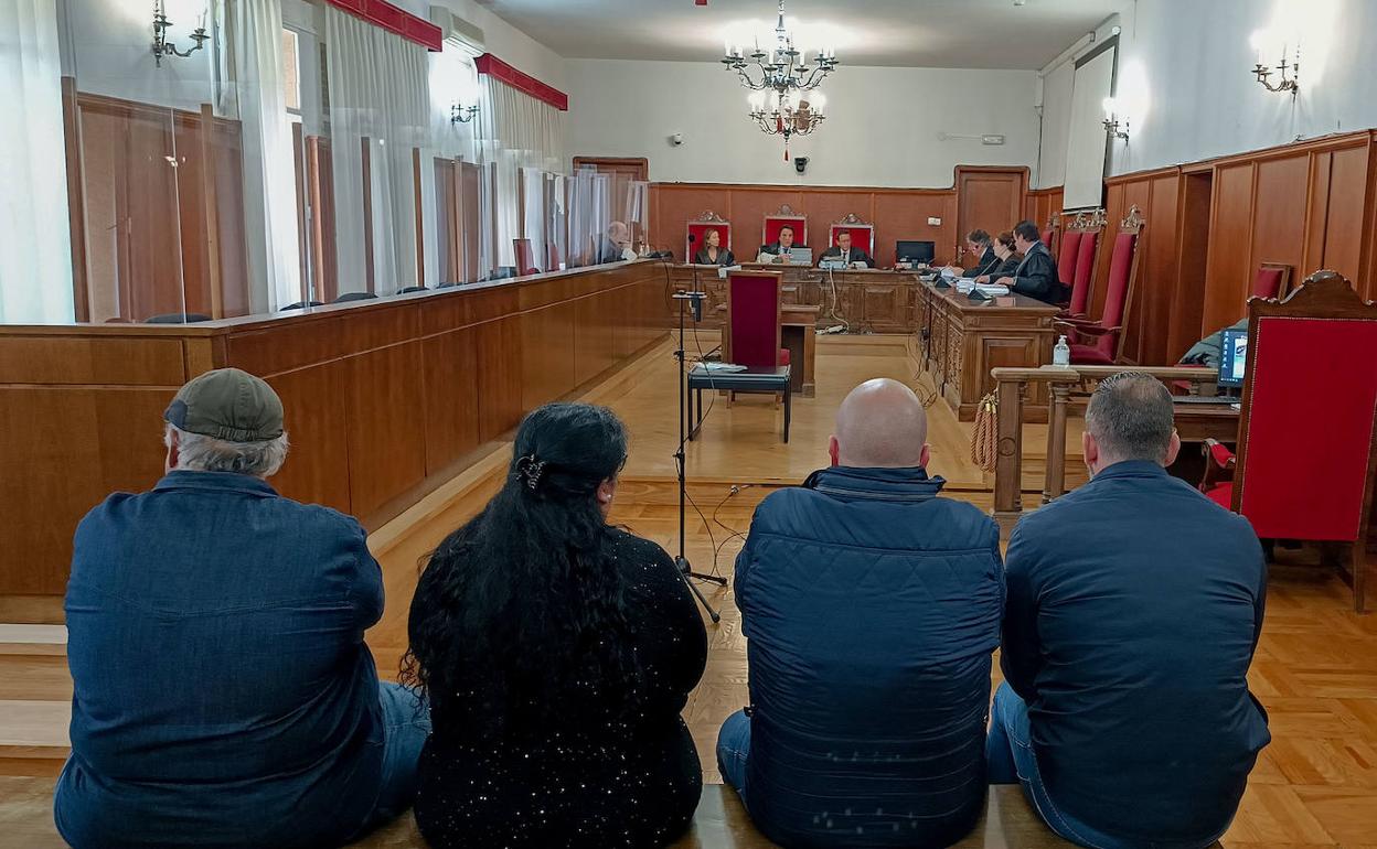 Los cuatro procesados el día que se inició el juicio en la Audiencia de Badajoz.