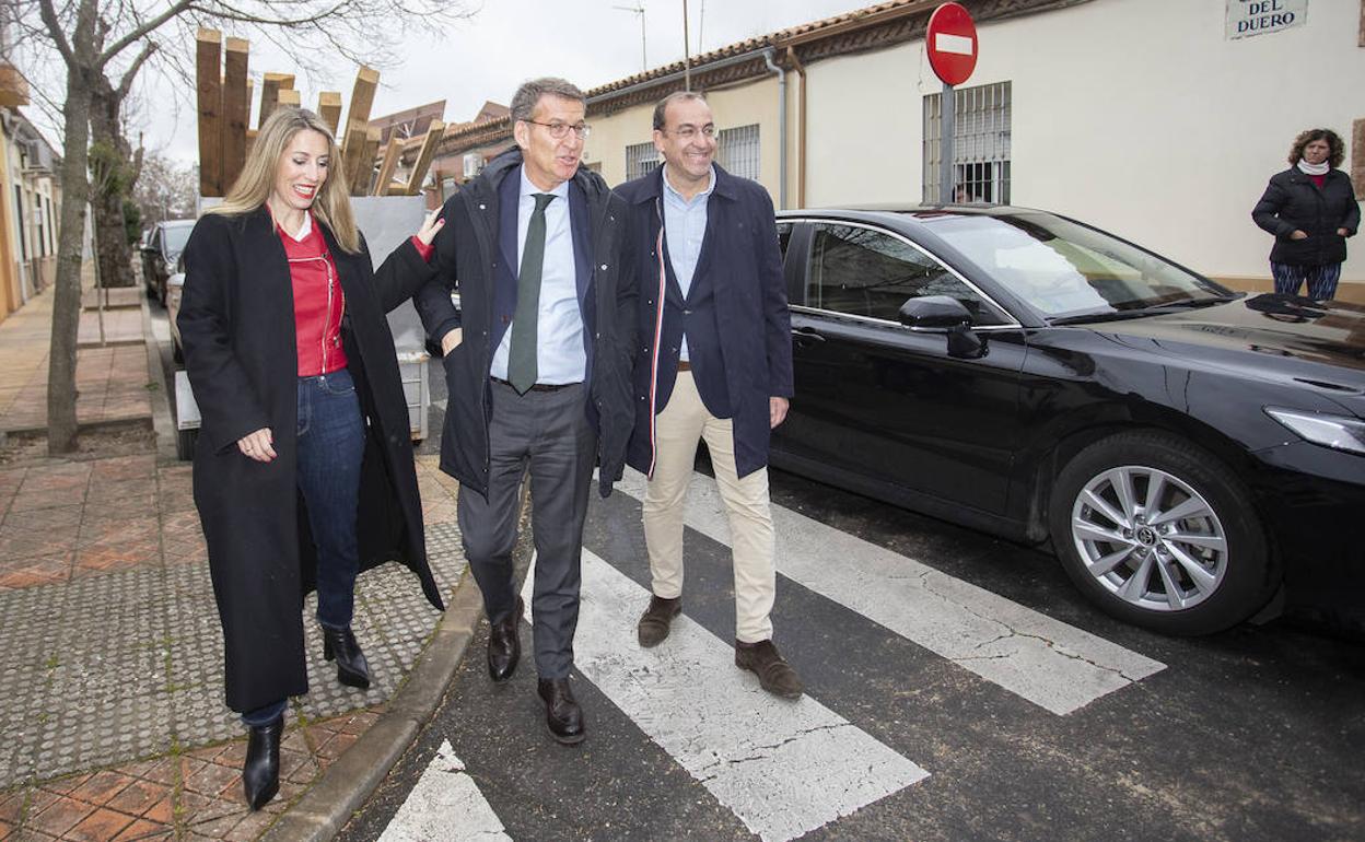 Feijóo a su llegada esta mañana al barrio del Espíritu Santo, en Cáceres, junto a María Guardiola y Rafael Mateos. 