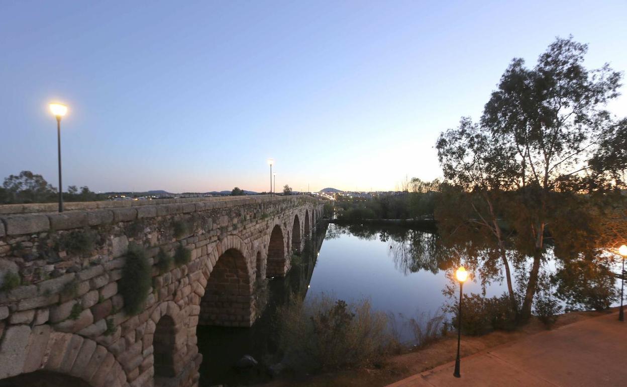La Policía Nacional salva la vida de una mujer que había caído desde el Puente Romano de Mérida
