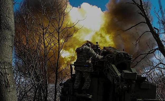 Militares ucranianos disparan un obús autopropulsado hacia las tropas rusas en las afueras de Bajmut./Reuters