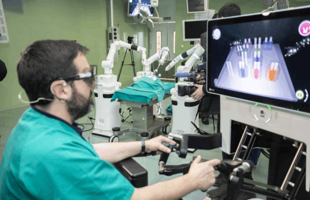 Un técnico en el CCMI manejando la consola que da órdenes al robot. 